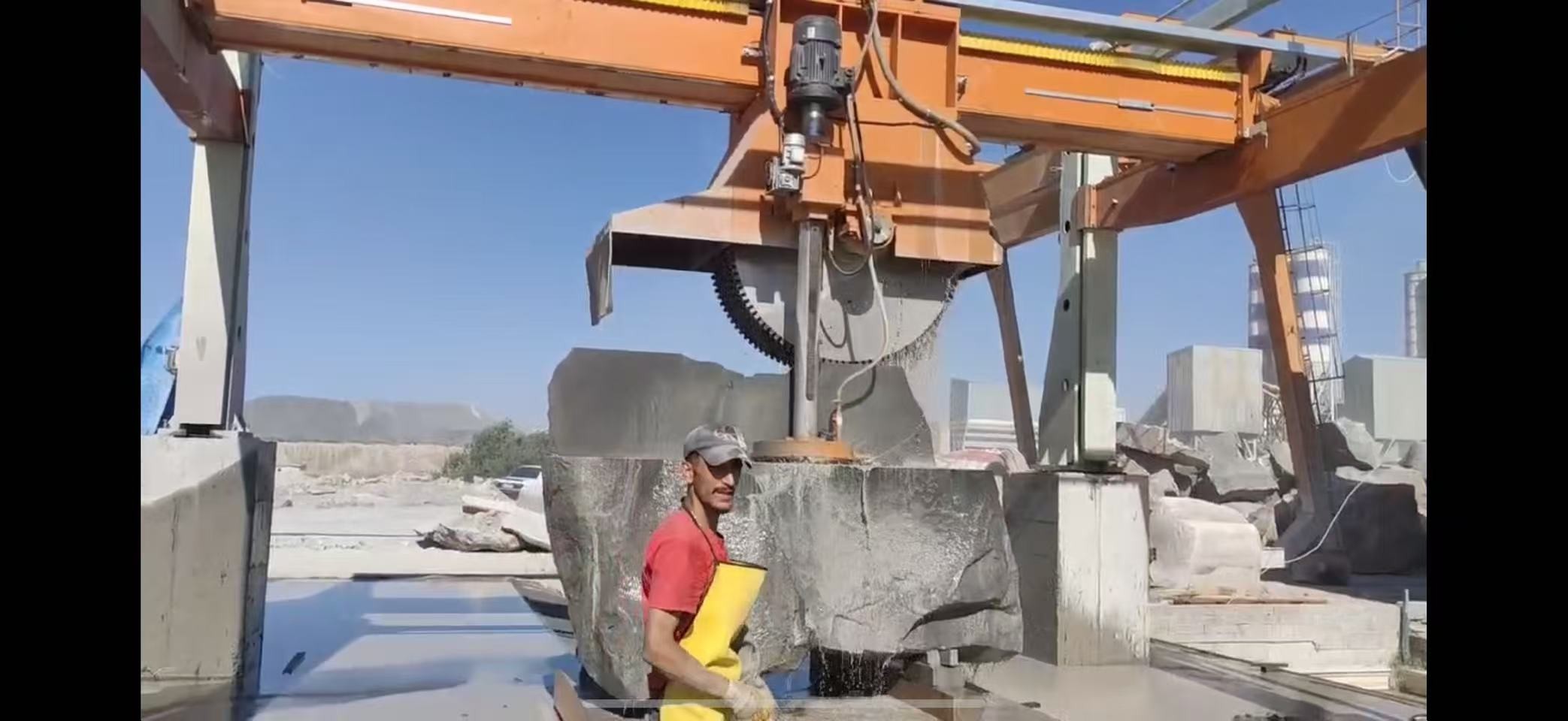 ultimo caso aziendale circa Macchina di taglio di blocchi a 4 colonne a lame multiple in Armenia