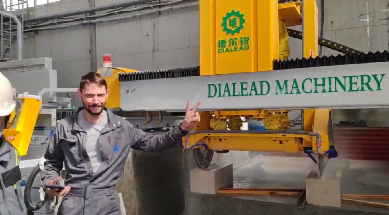 ultimo caso aziendale circa Macchina automatica per profilare la pietra a doppia lama CNC a Yekartinburg (Russia)